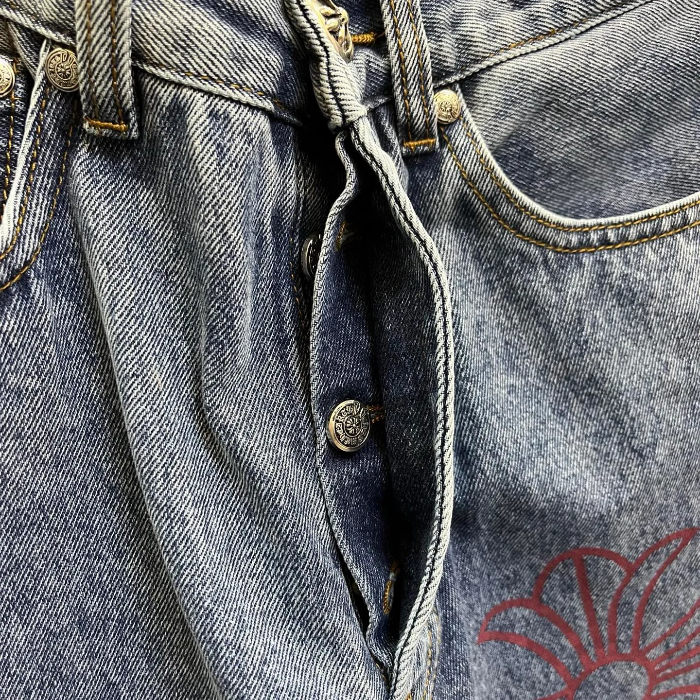 P610 Chrome Hearts Limited Series New City Limited Jeans Chrome Hearts City Limited Jeans vintage levis American made 501 505 517 base remake Levi's American 501 base imported sheepskin 925 silver remake Customers provide waist and pants length or height and weight. The studio will select the most suitable base for you to remake. There are many people doing remakes in the market. Don't belittle or comment. The difference is visible to the naked eye. See and compare for yourself #CHROME HEARTS Unisex style